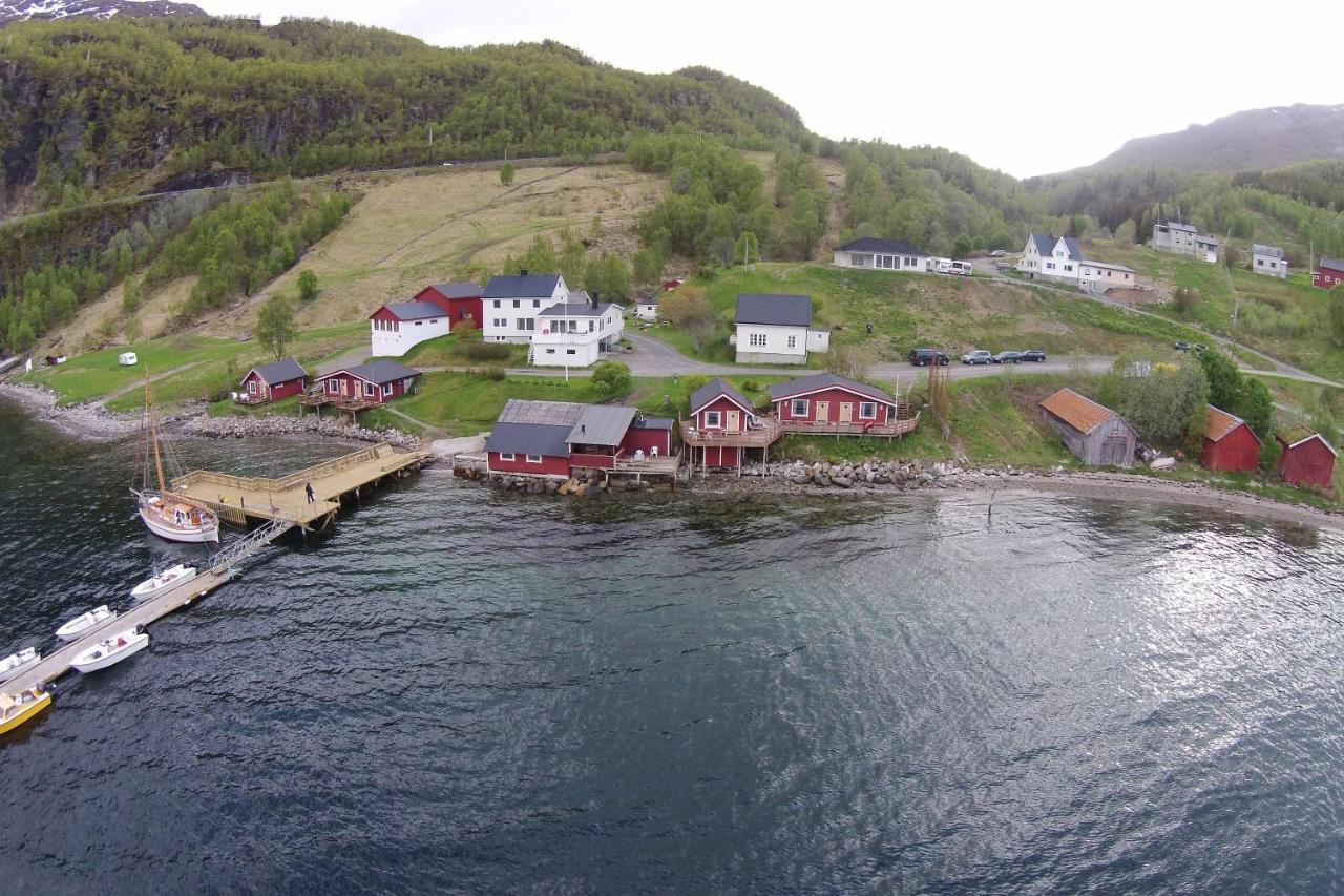Отель Elvegard Fjordcamp Grov Экстерьер фото